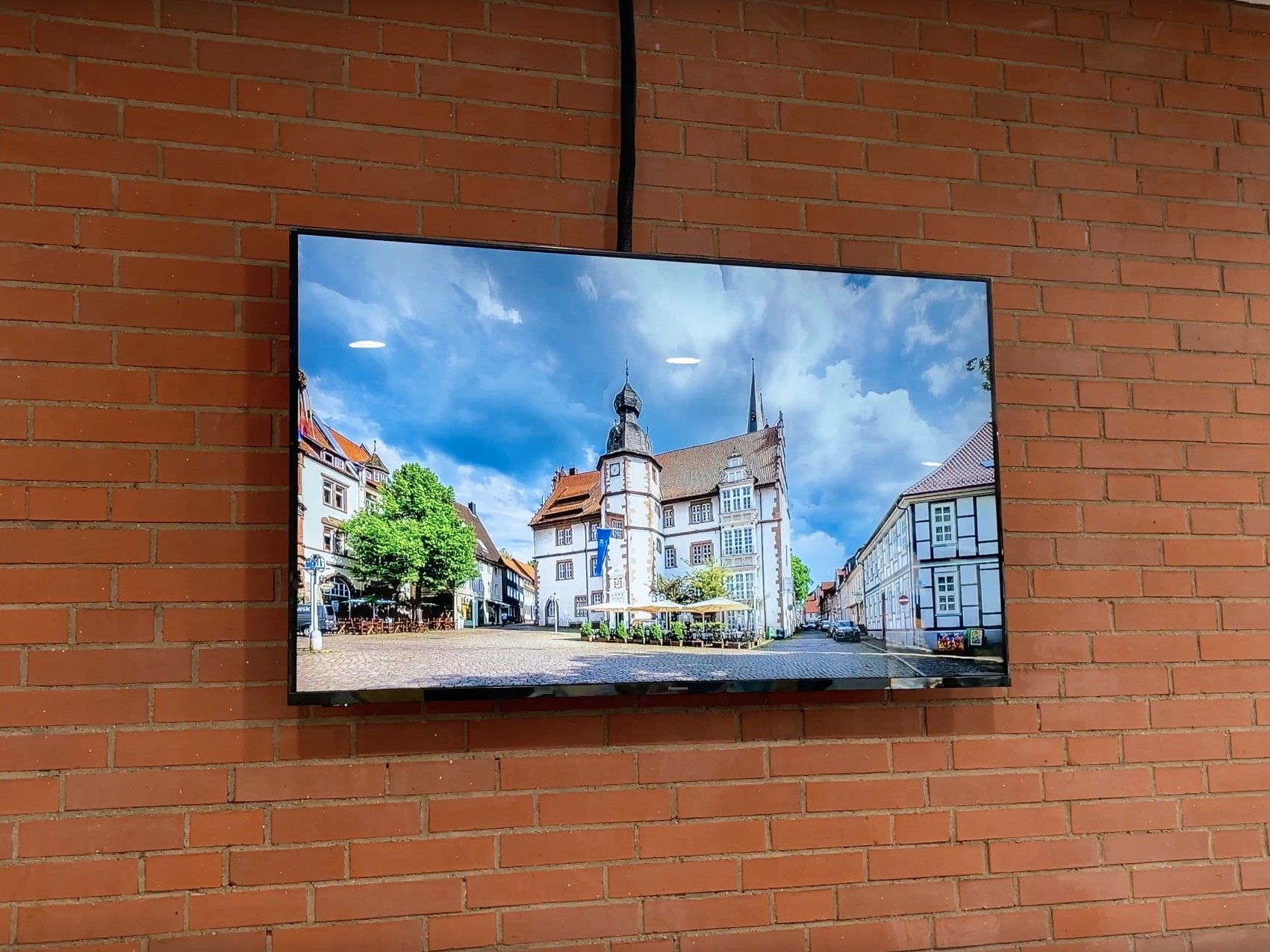 Monitor running AnotterKiosk, displaying a photo of a townhall in fullscreen
