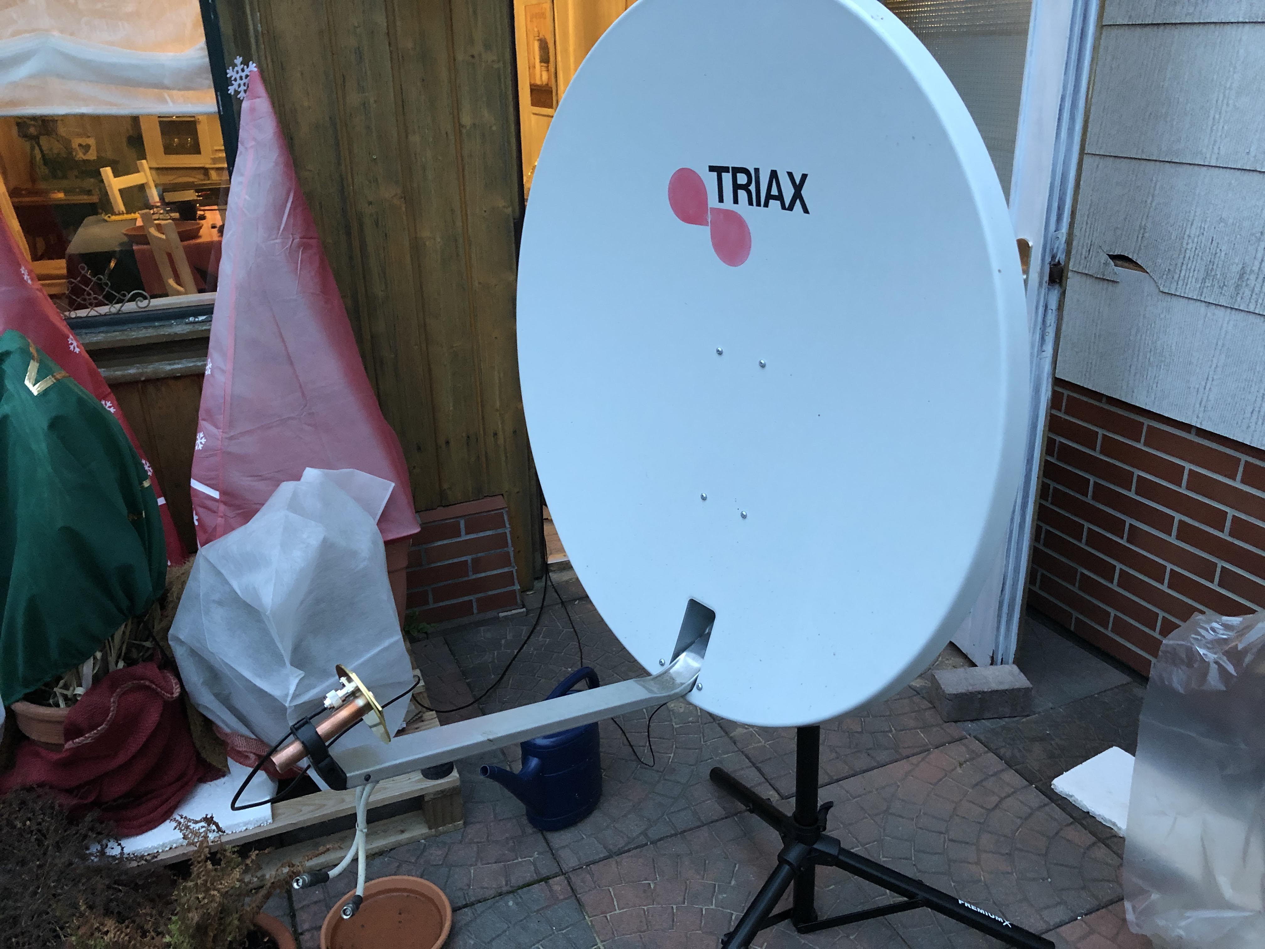 Sat TV dish, antenna mounted in feed